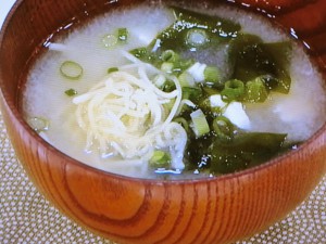 豆腐とわかめのチーズ入りみそ汁